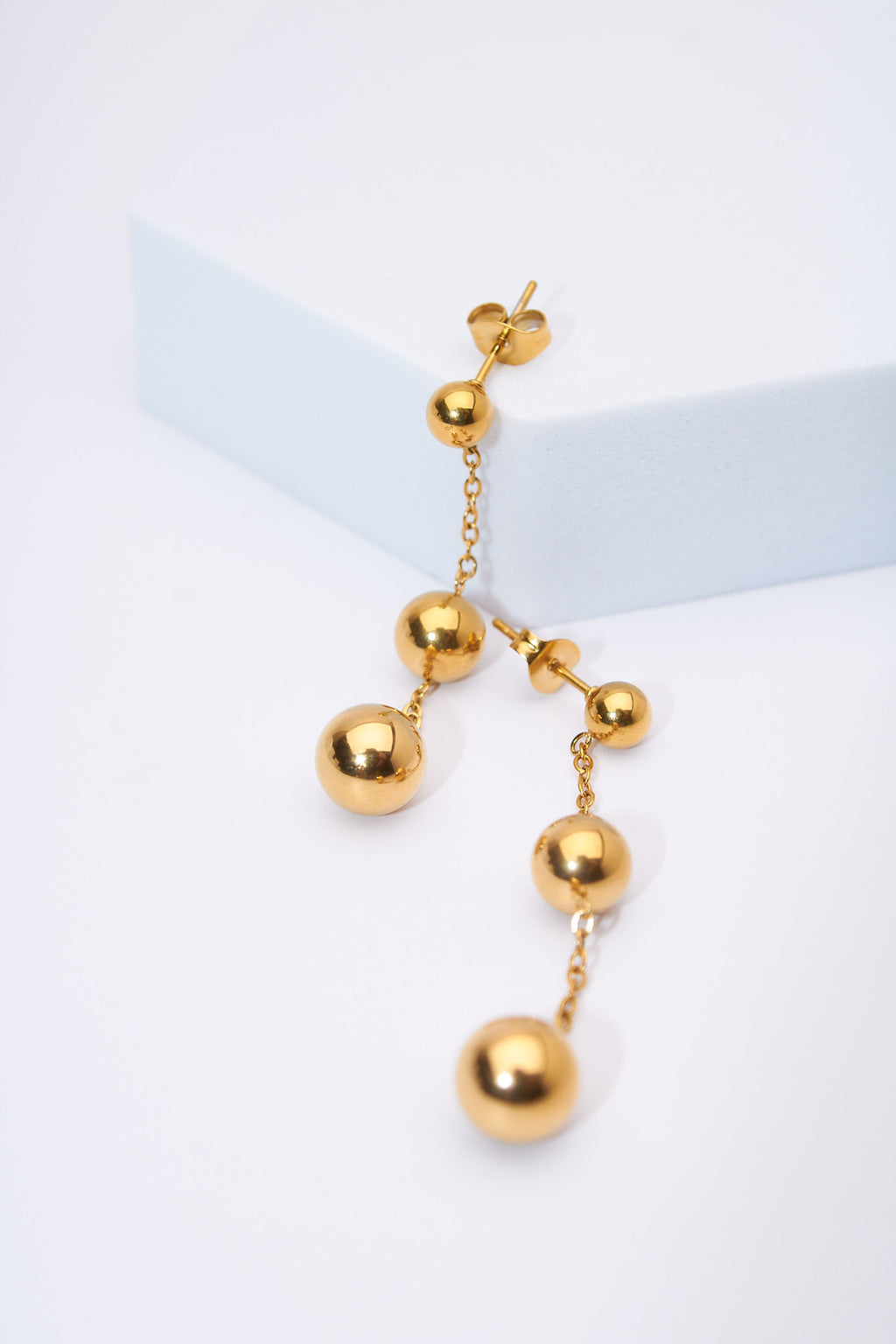 Aretes colgantes bolitas doradas — baño dorado