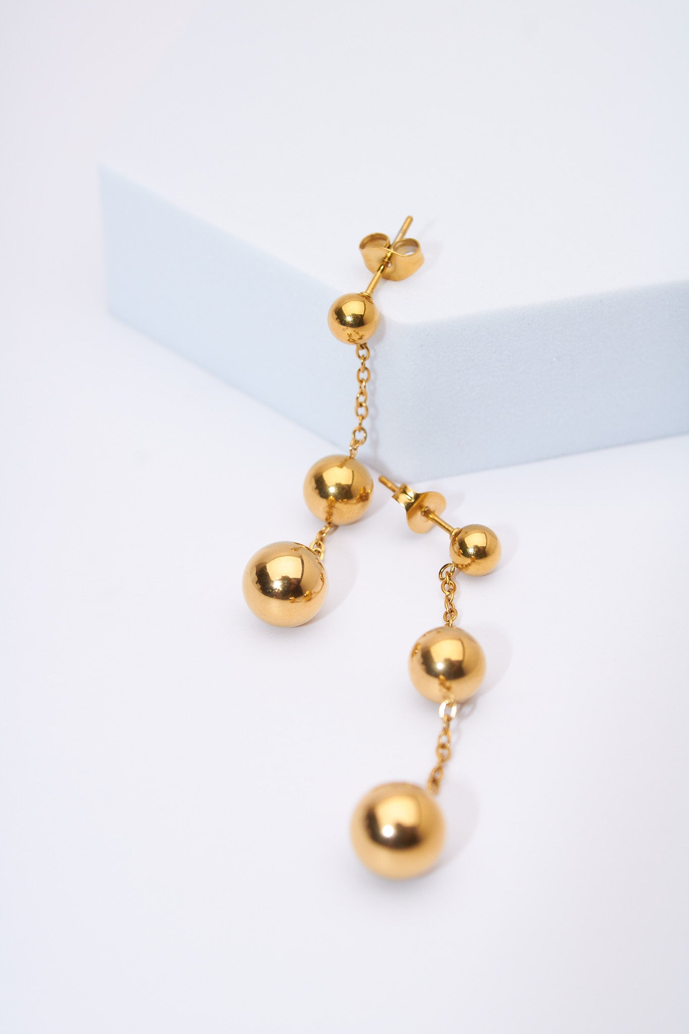 Aretes colgantes bolitas doradas — baño dorado