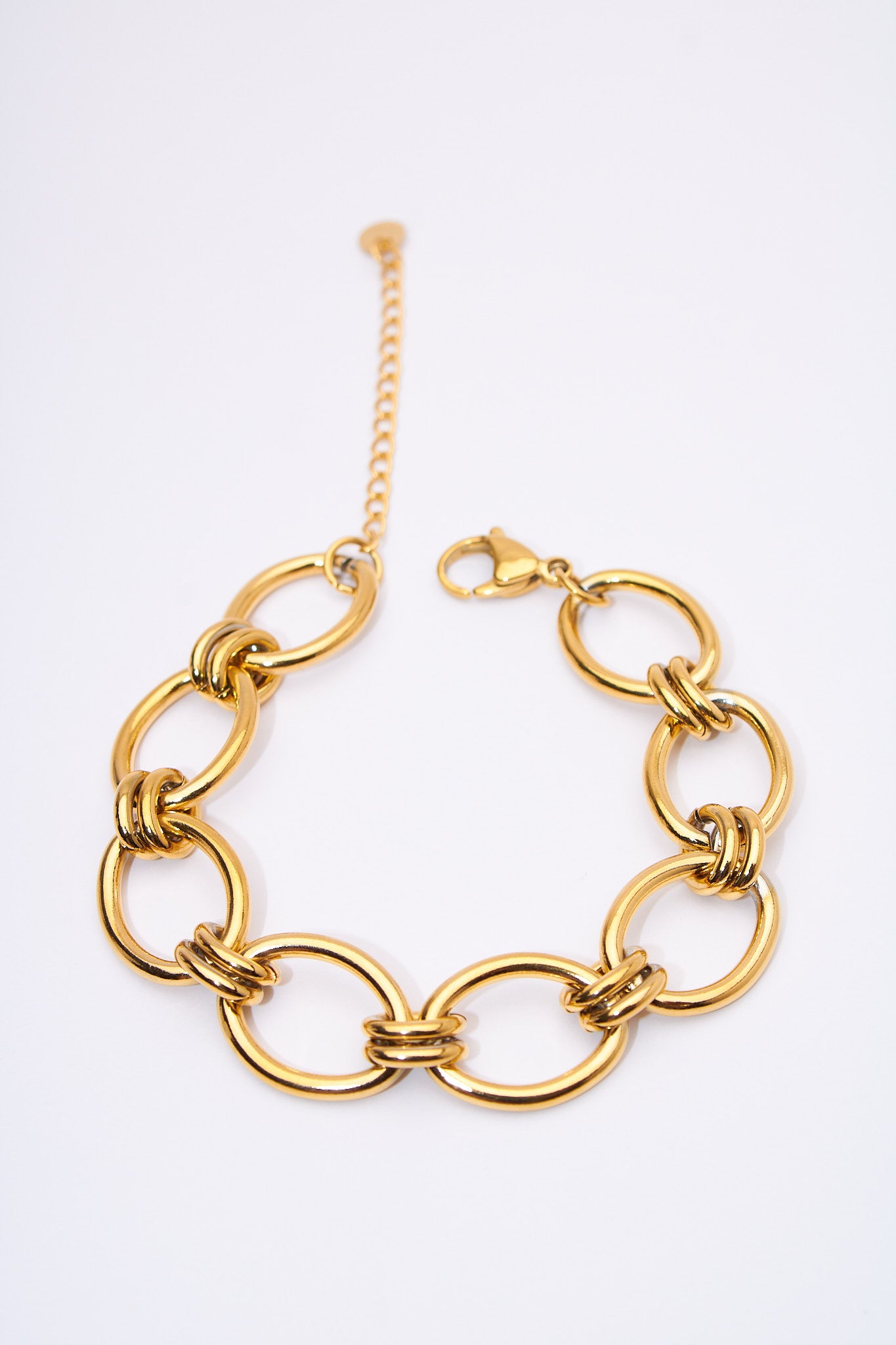 Pulsera eslabón oval con aros anudados — baño dorado