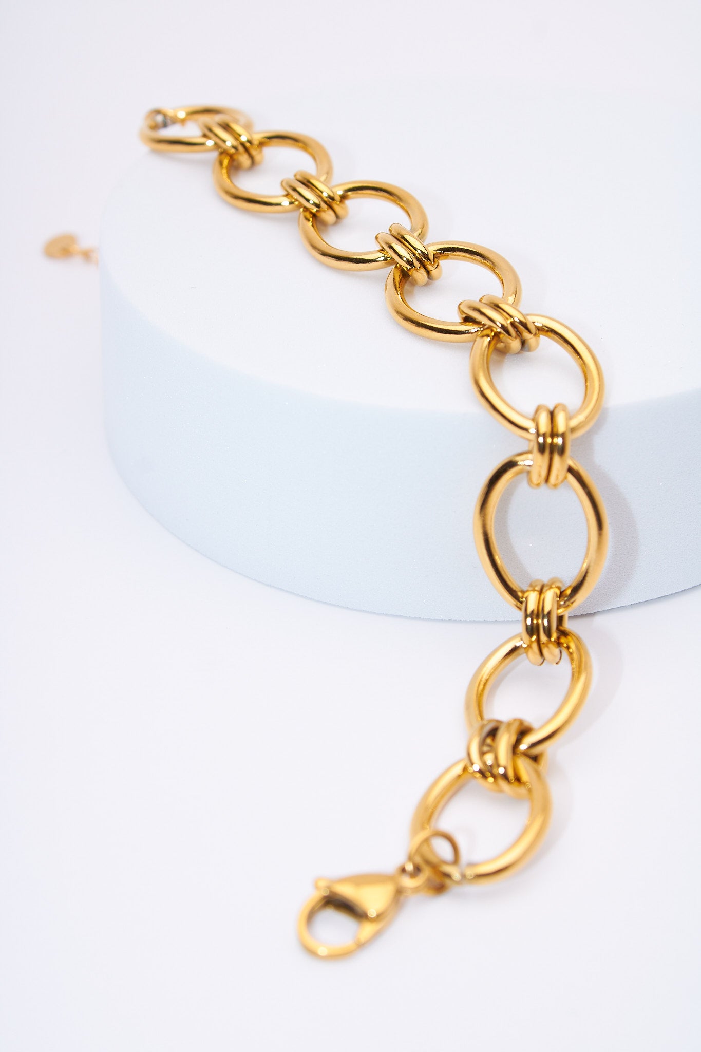 Pulsera eslabón oval con aros anudados — baño dorado
