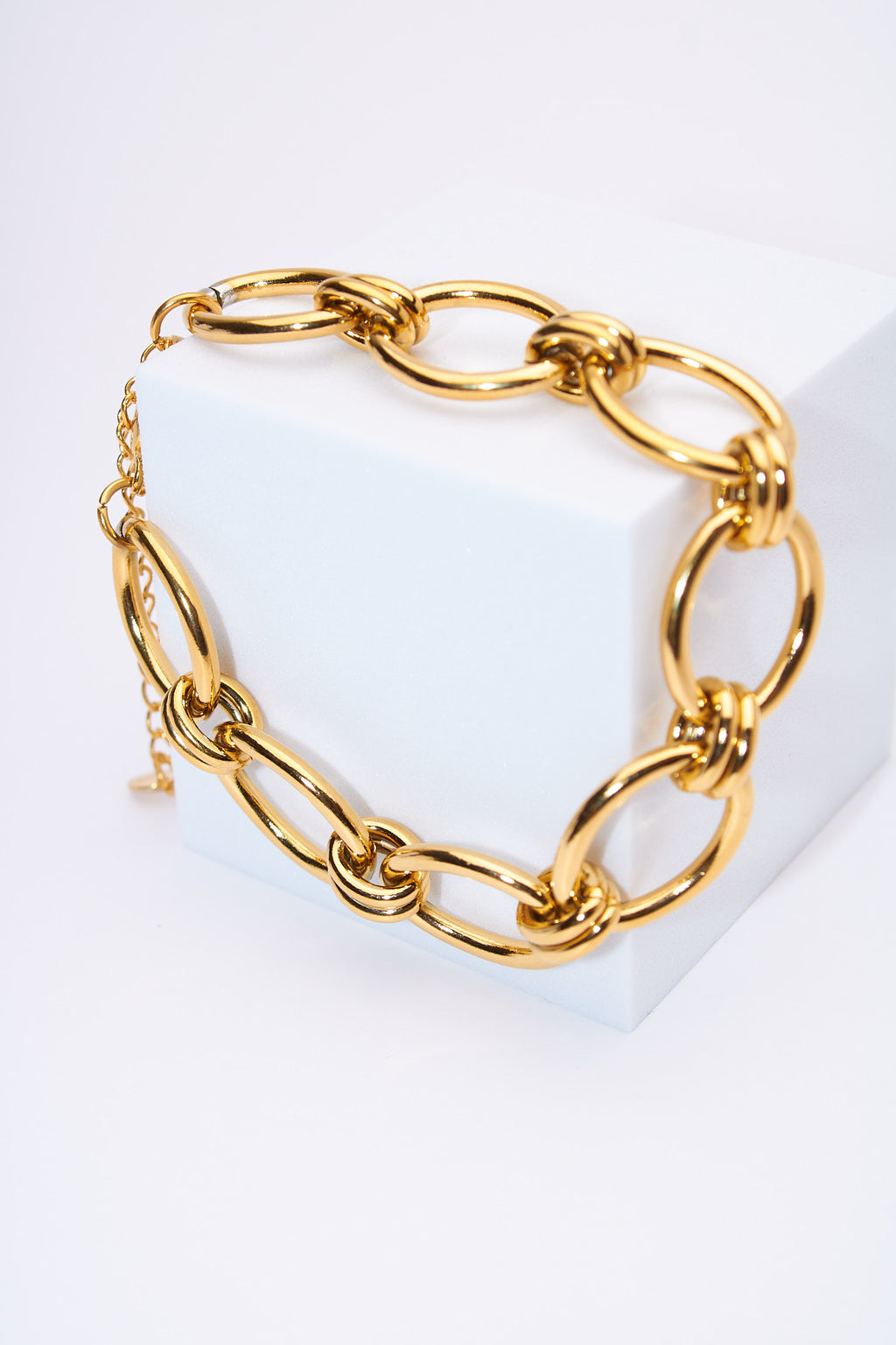 Pulsera eslabón oval con aros anudados — baño dorado