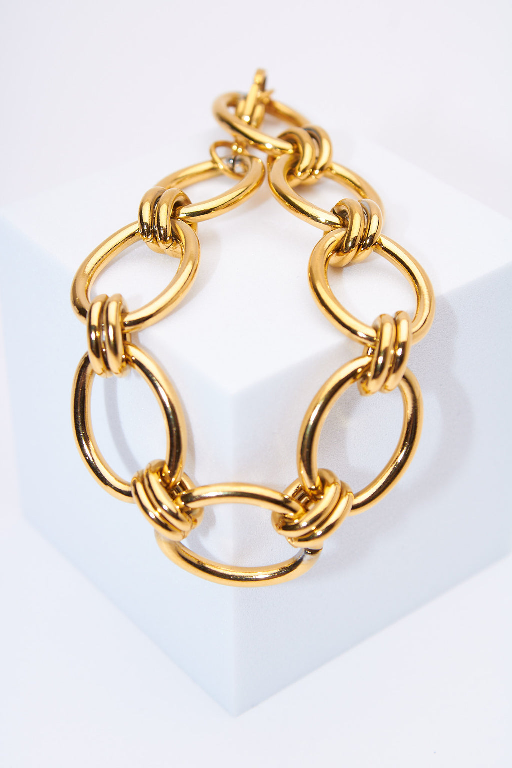 Pulsera eslabón oval con aros anudados — baño dorado