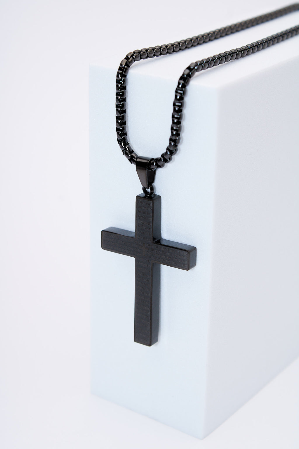 Collar cruz grabada negra — acero inoxidable