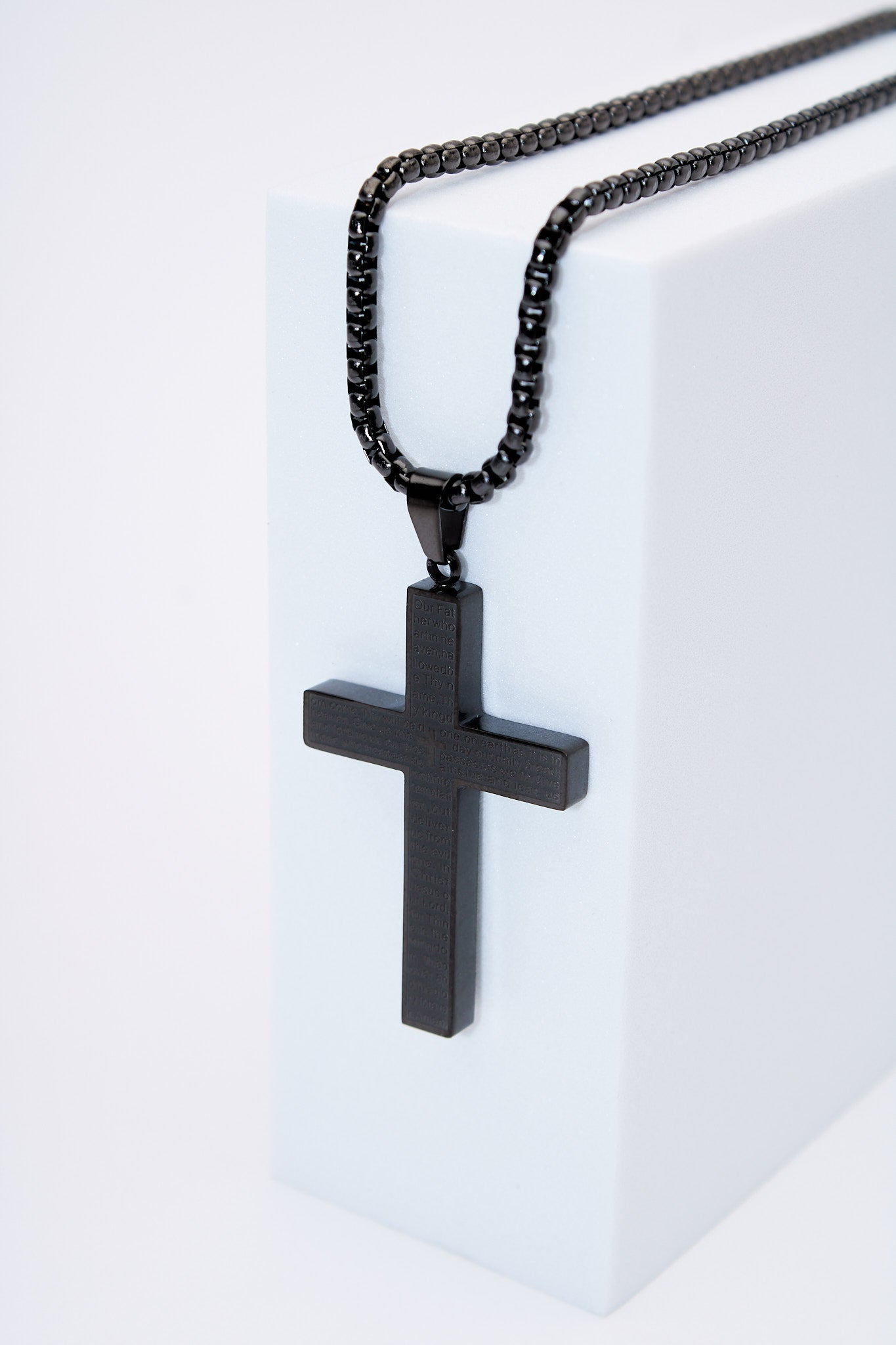 Collar cruz grabada negra — acero inoxidable