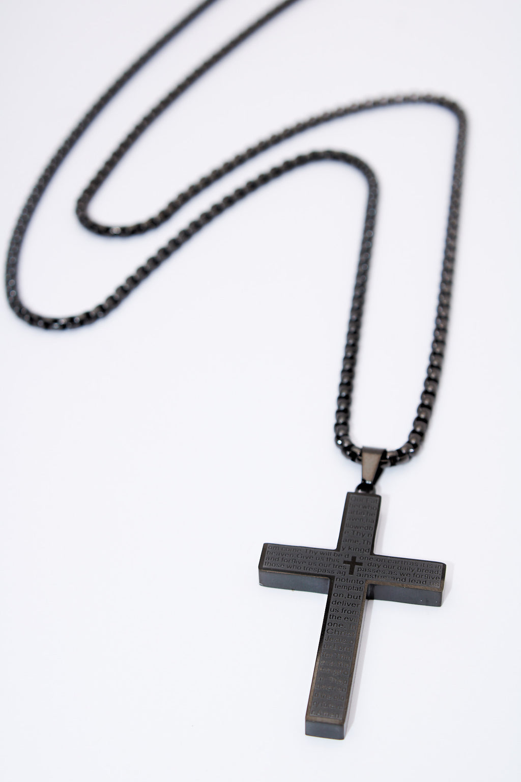 Collar cruz grabada negra — acero inoxidable