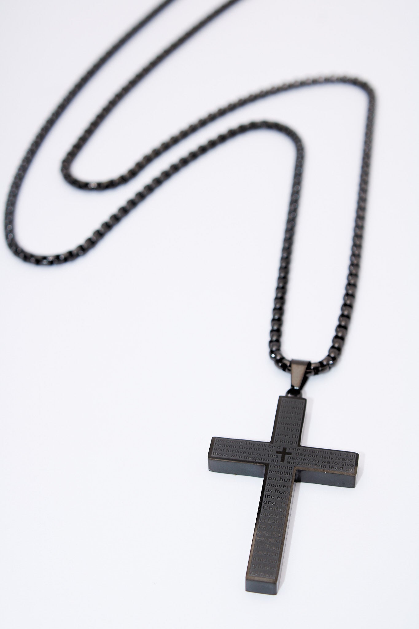 Collar cruz grabada negra — acero inoxidable