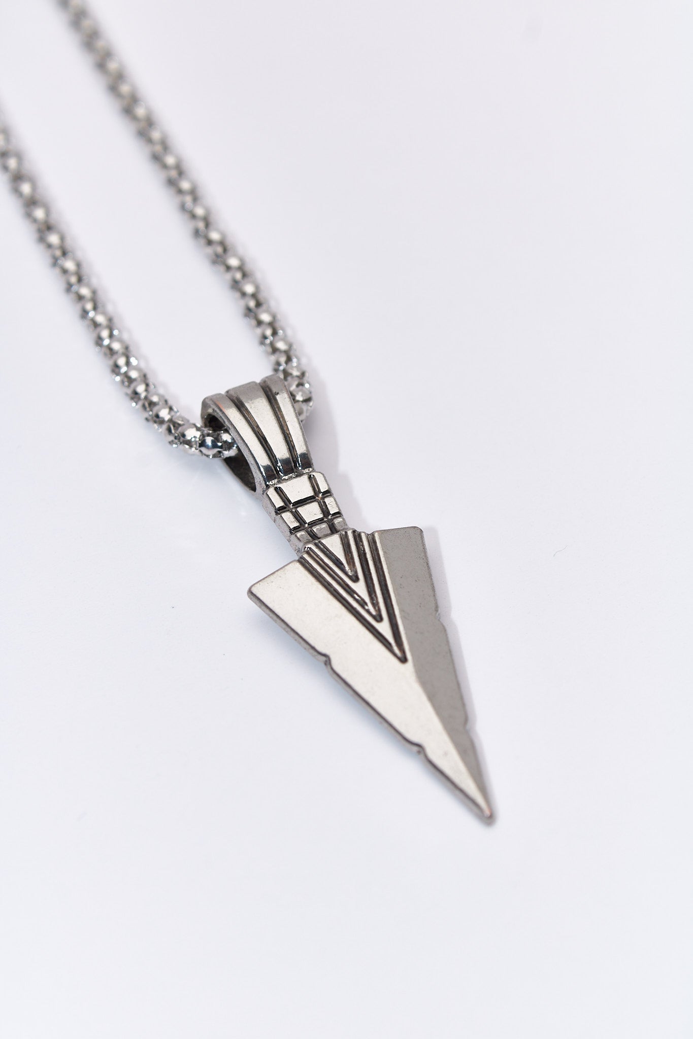 Collar colgante punta geométrica — acero inoxidable plateado