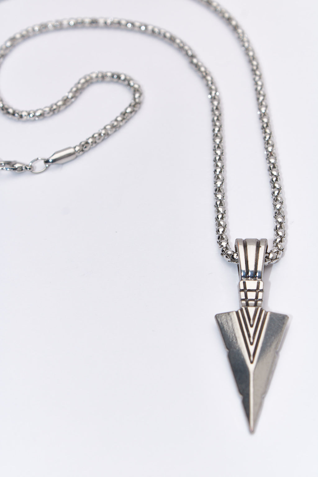 Collar colgante punta geométrica — acero inoxidable plateado