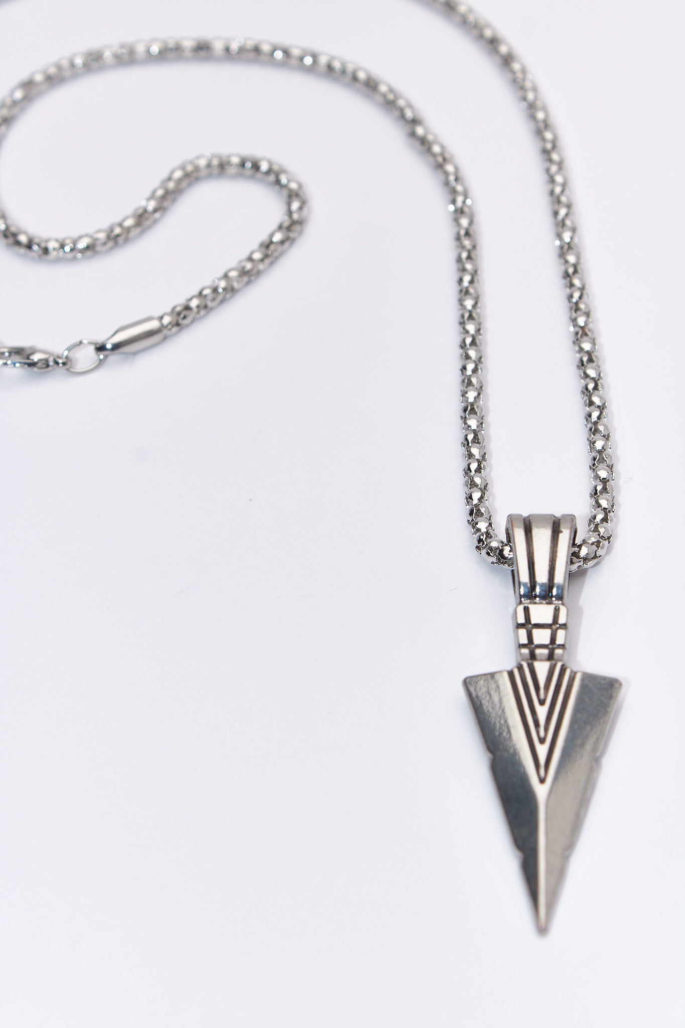 Collar colgante punta geométrica — acero inoxidable plateado