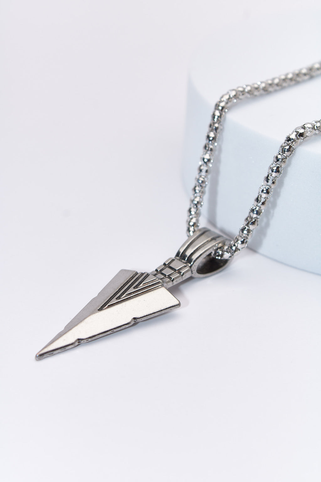 Collar colgante punta geométrica — acero inoxidable plateado
