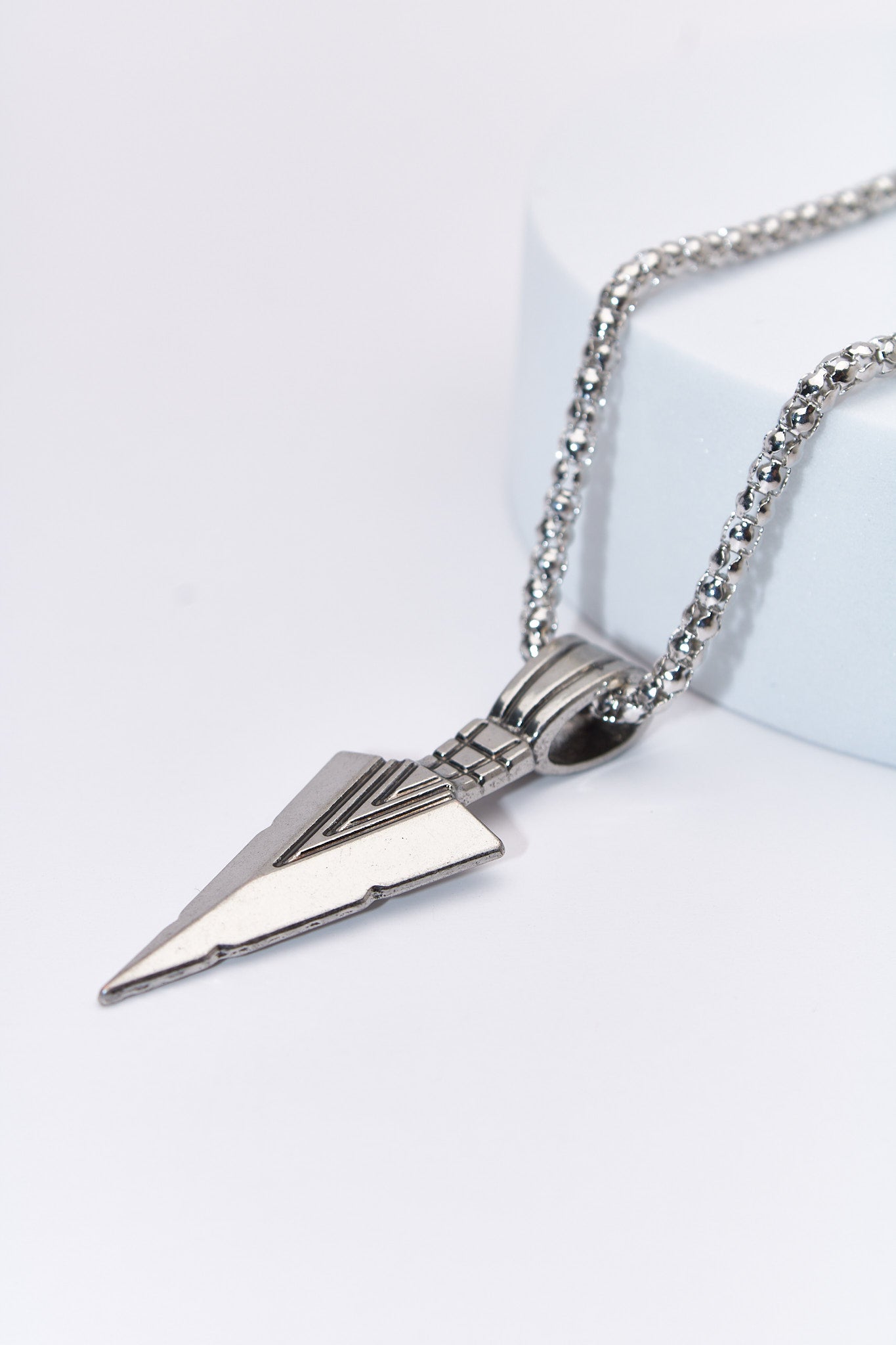 Collar colgante punta geométrica — acero inoxidable plateado