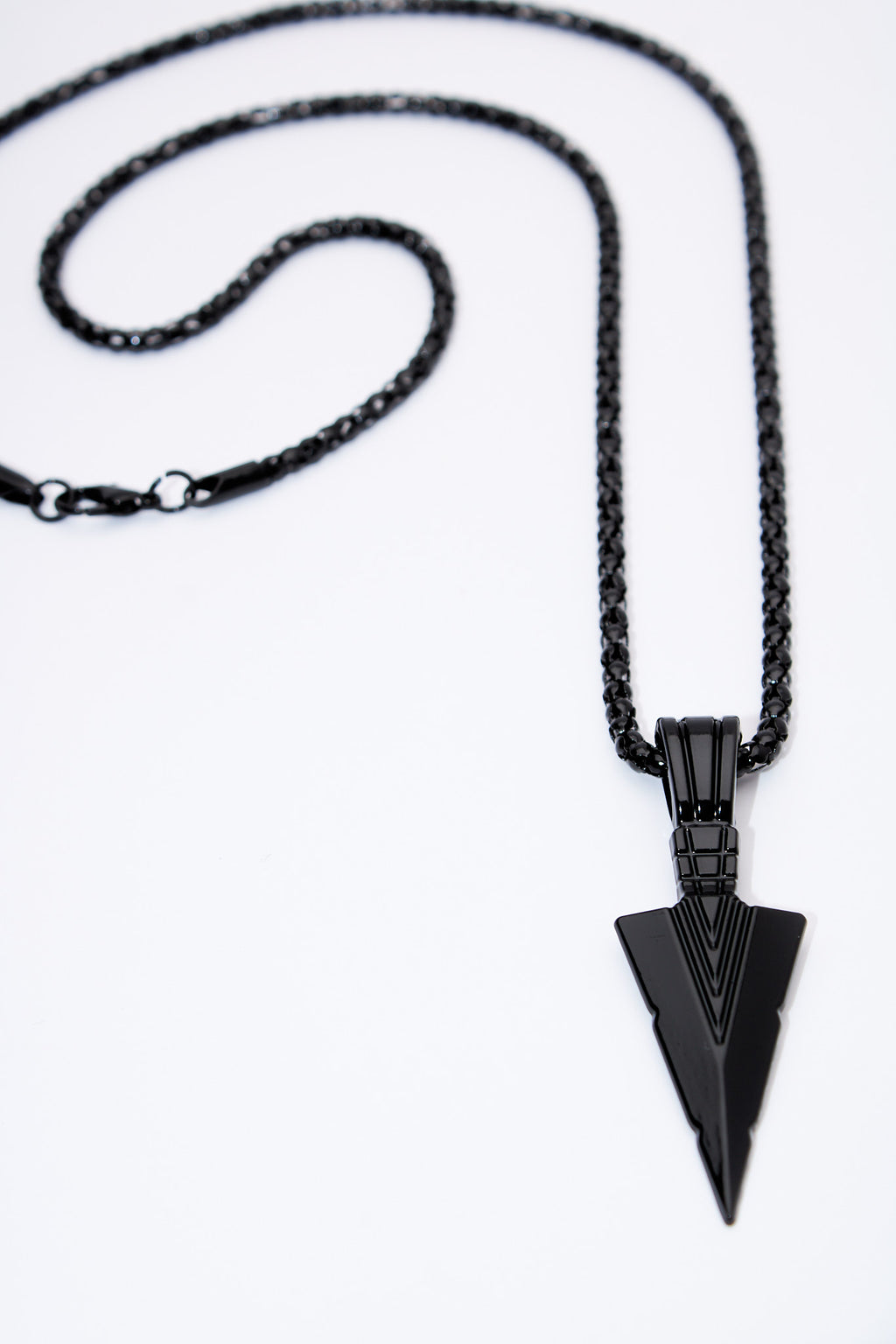 Collar punta geométrica negra — acero inoxidable