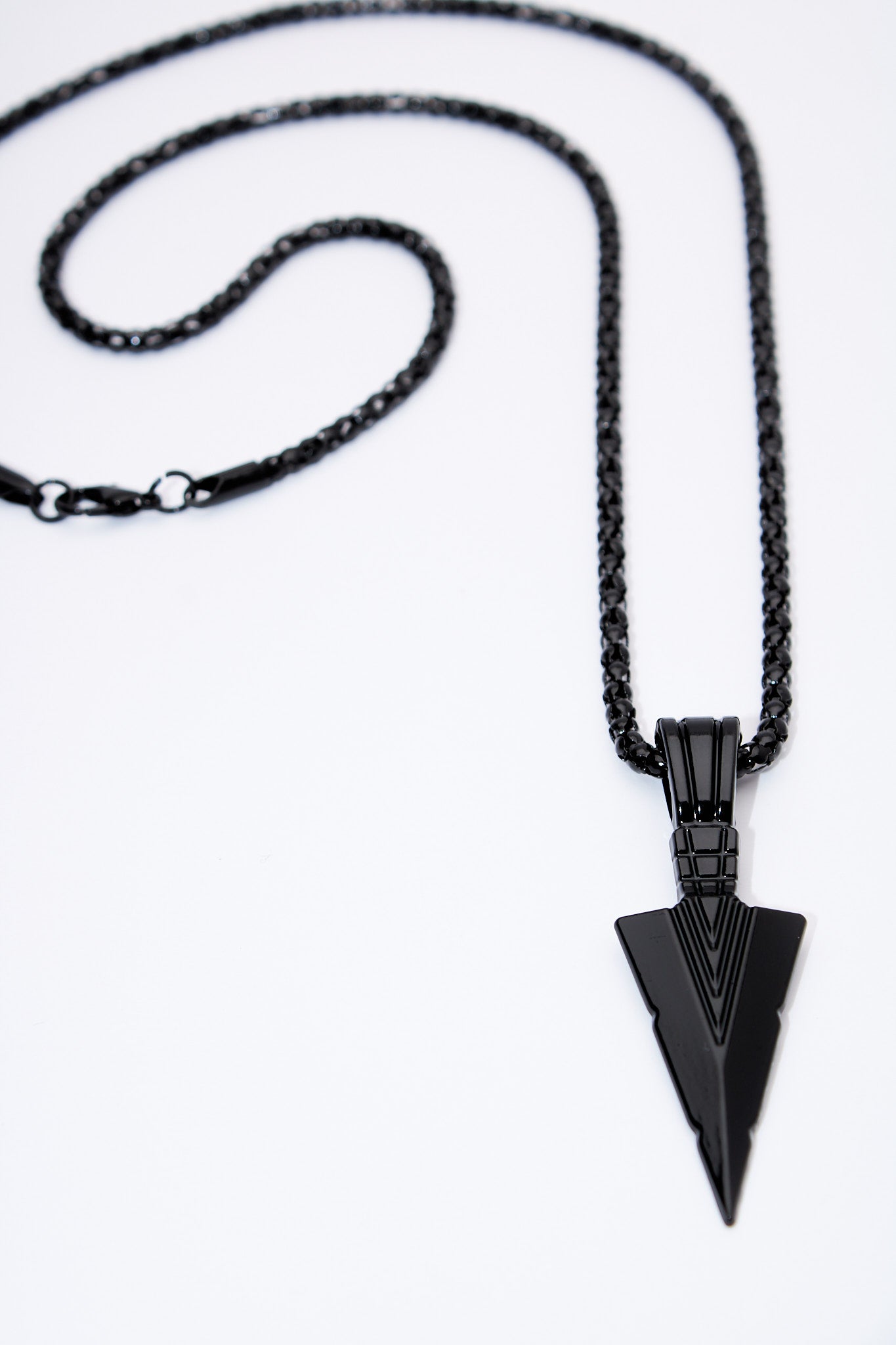 Collar punta geométrica negra — acero inoxidable