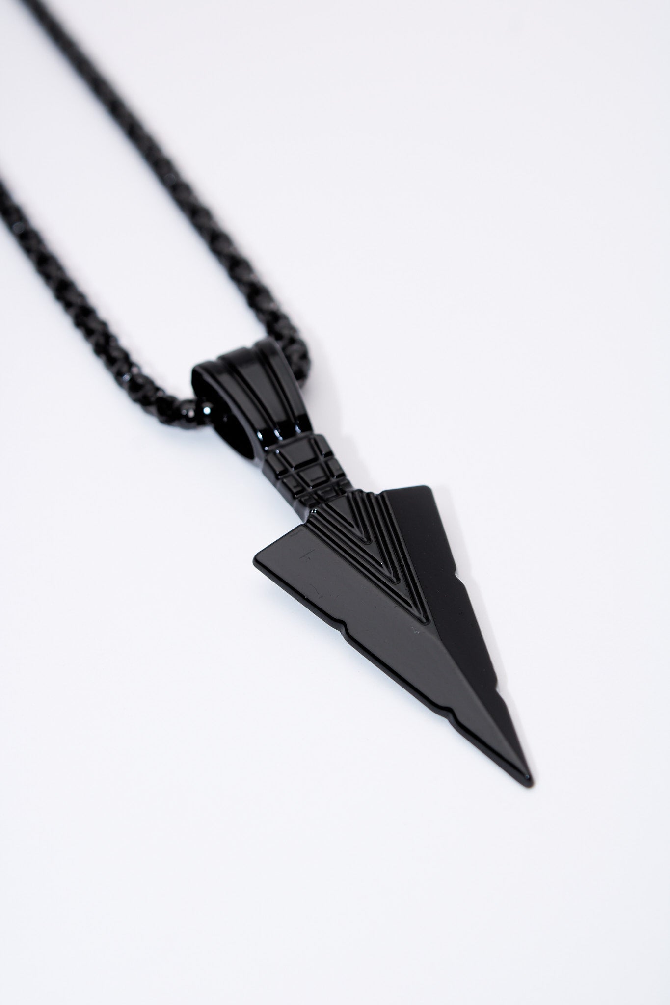 Collar punta geométrica negra — acero inoxidable