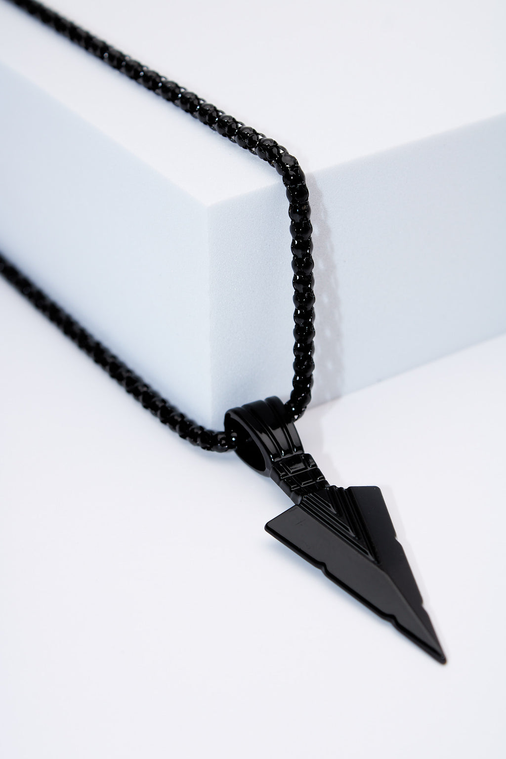 Collar punta geométrica negra — acero inoxidable