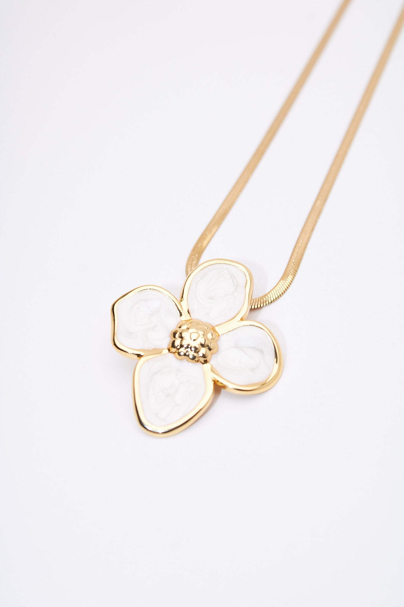 Collar flor esmaltada blanca — baño dorado