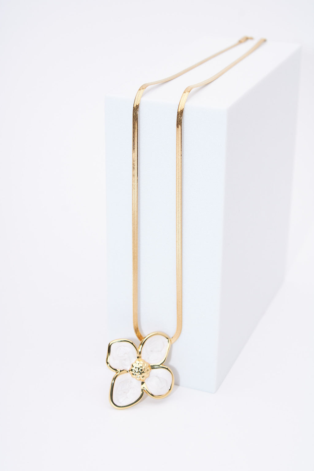 Collar flor esmaltada blanca — baño dorado