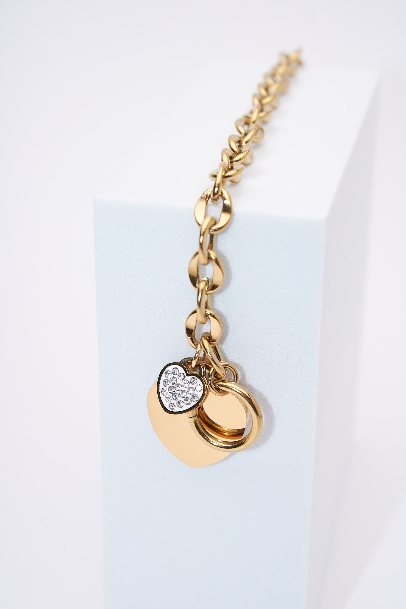 Pulsera eslabón oval con dijes corazón — baño dorado