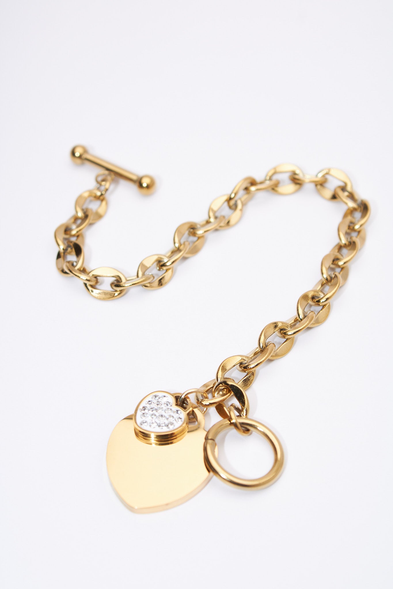 Pulsera eslabón oval con dijes corazón — baño dorado