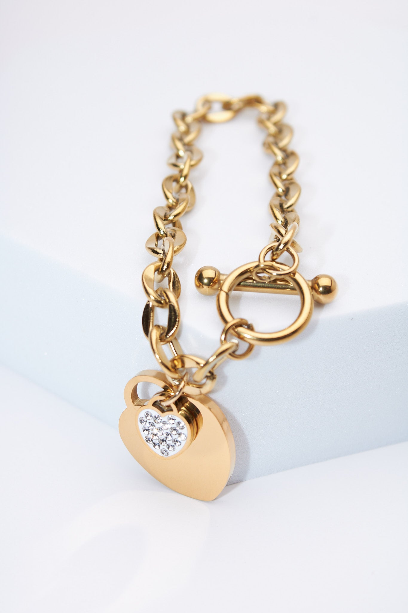 Pulsera eslabón oval con dijes corazón — baño dorado