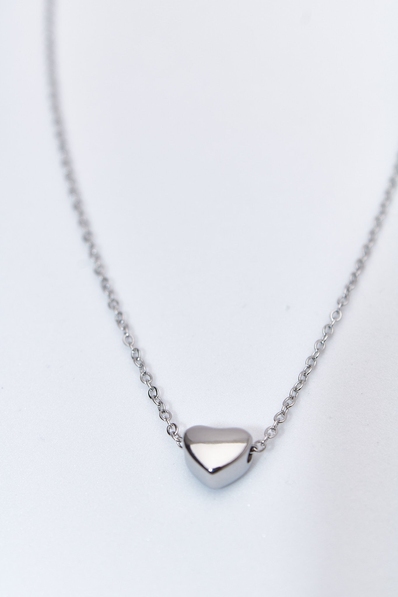 Collar corazón liso plateado — cadena eslabón